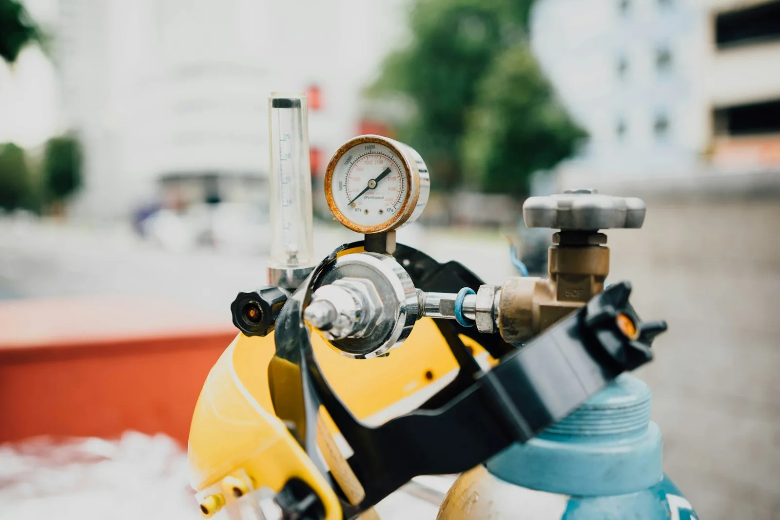 Gas cylinder pressure regulator with gauge and flowmeter fitted to cylinder valves