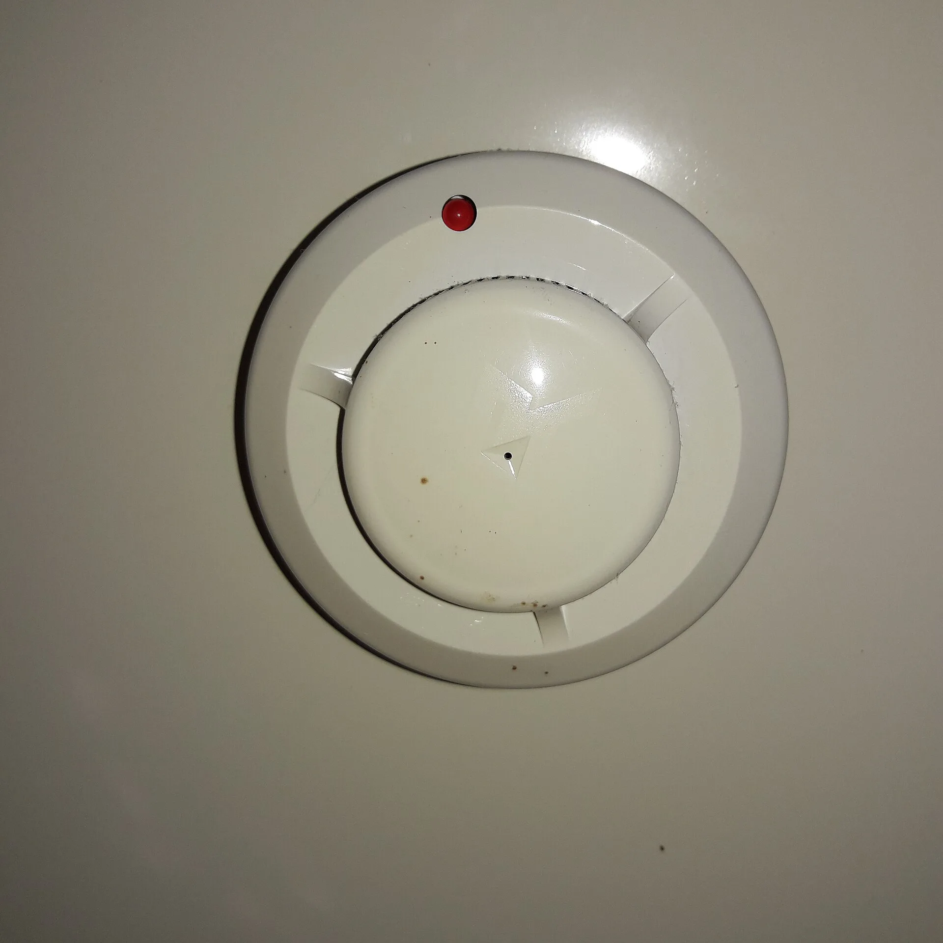 Ceiling-mounted point-type smoke detector with red indicator LED