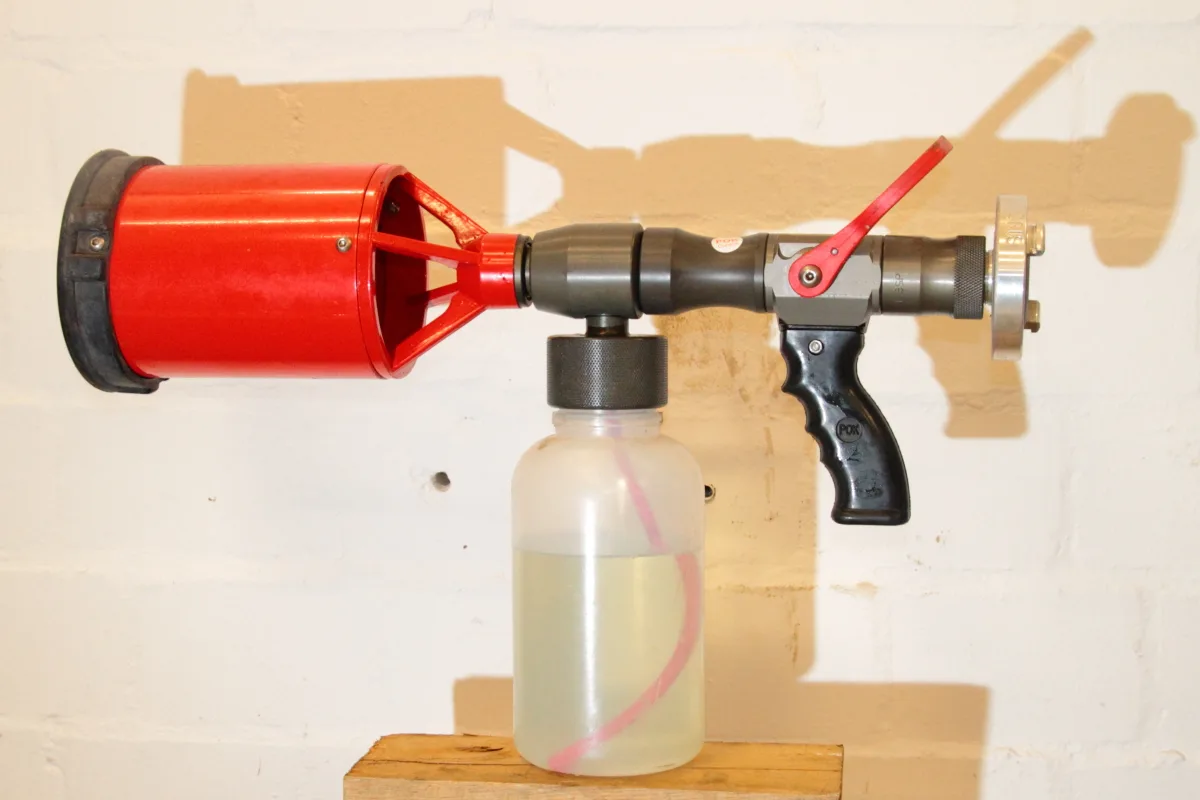 Handheld foam branchpipe with integral foam concentrate bottle